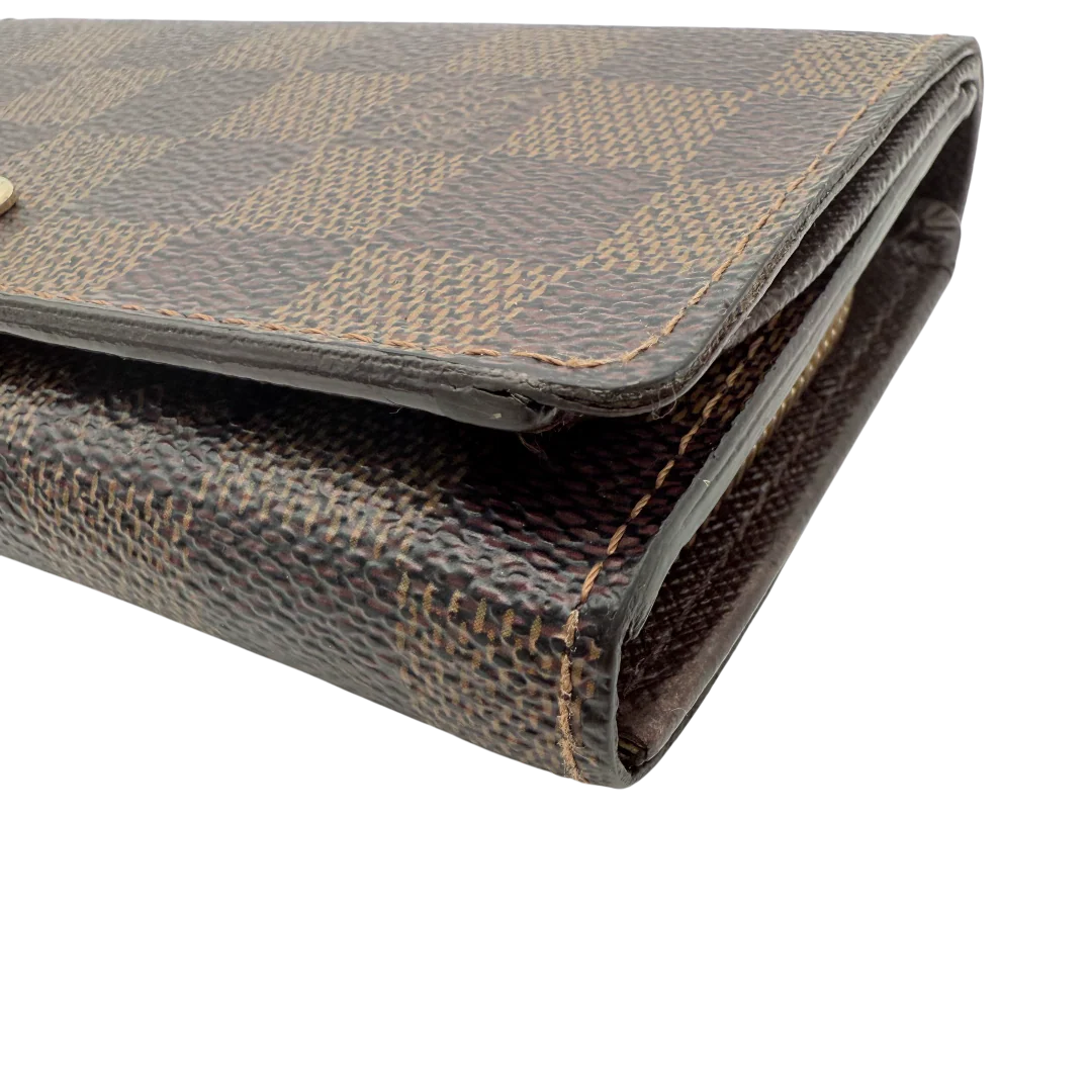 https://cdn.shopify.com/s/files/1/0564/9376/8855/files/Louis_Vuitton_Geldbeutel_Porte_Monnaie_Tresor_Damier_Ebene_braun_vintage_LV_1362.webp?v=1771414022