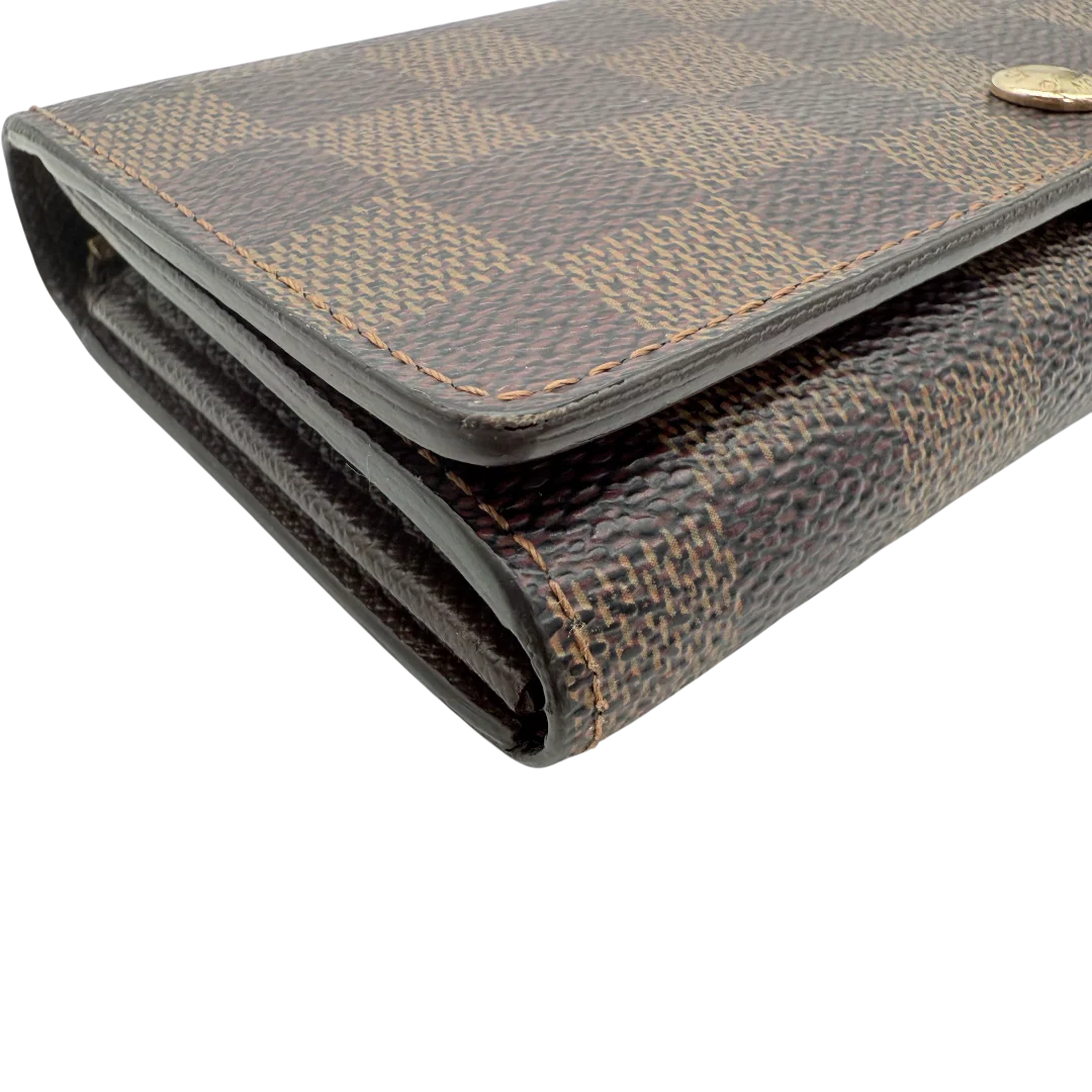 https://cdn.shopify.com/s/files/1/0564/9376/8855/files/Louis_Vuitton_Geldbeutel_Porte_Monnaie_Tresor_Damier_Ebene_braun_vintage_LV_1363.webp?v=1771414021
