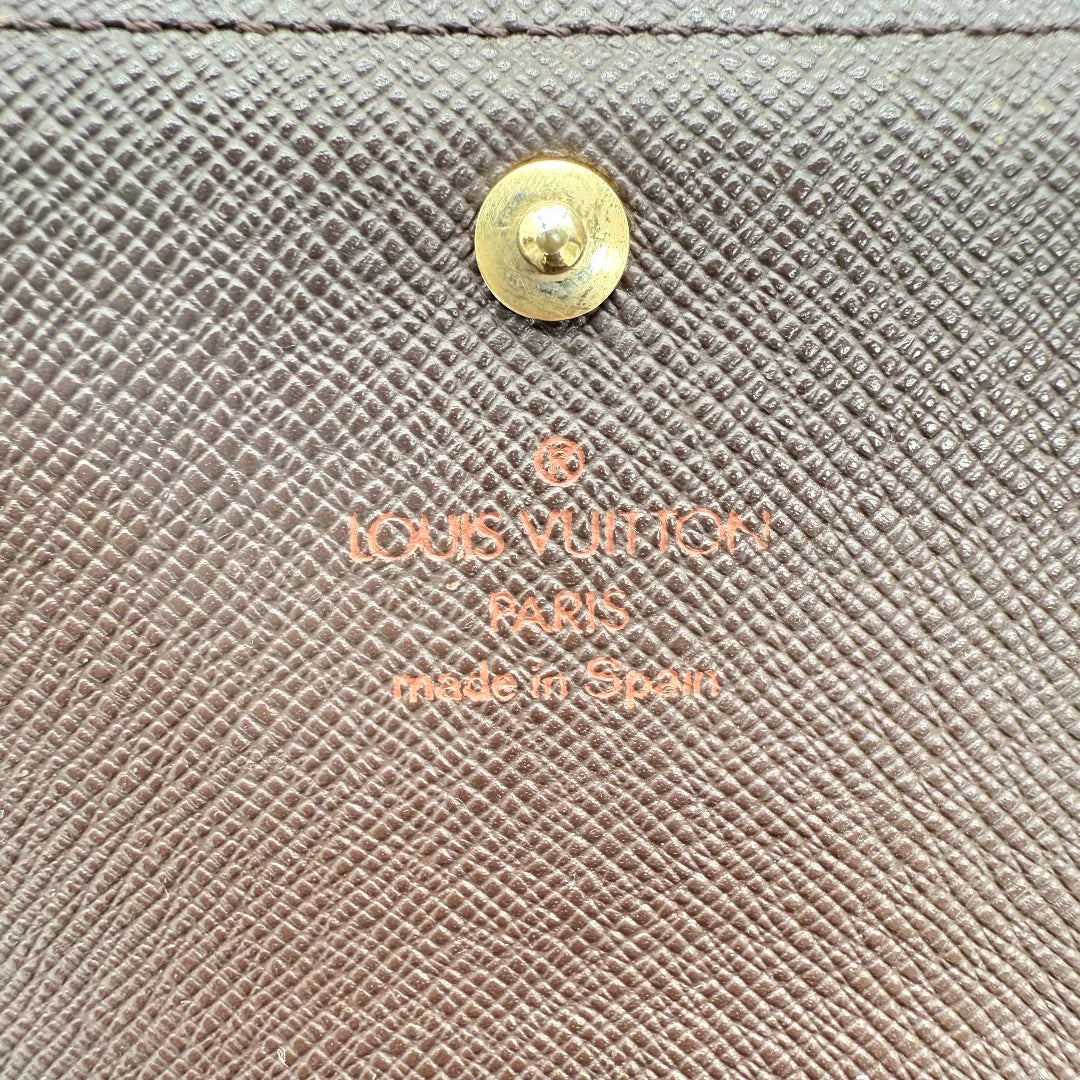 https://cdn.shopify.com/s/files/1/0564/9376/8855/files/Louis_Vuitton_Geldbeutel_Porte_Monnaie_Tresor_Damier_Ebene_braun_vintage_LV_1368.webp?v=1771414124
