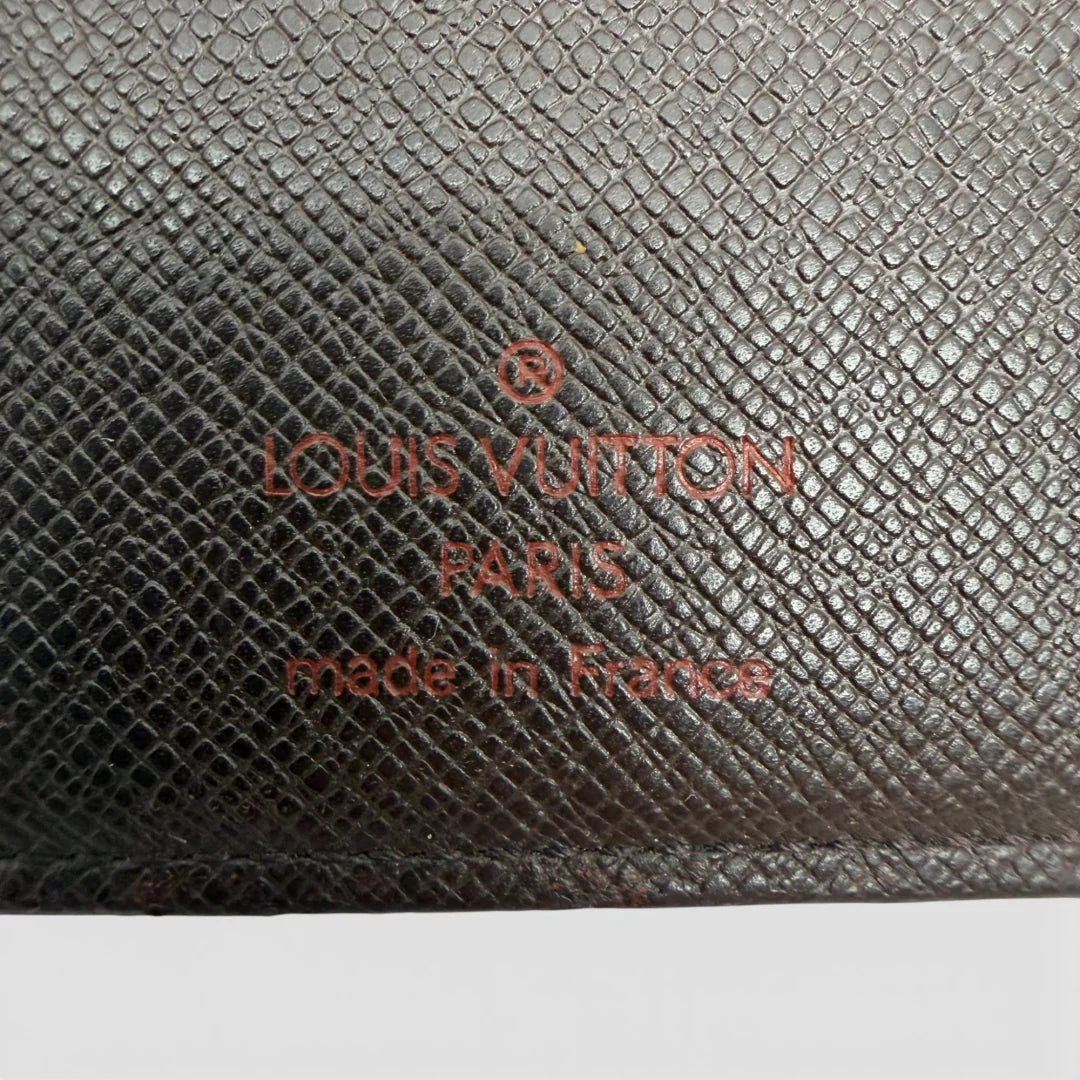 https://cdn.shopify.com/s/files/1/0564/9376/8855/files/Louis_Vuitton_Geldbeutel_Portefeuille_Damier_Ebene_braun_vintage_LV_8687.webp?v=1769075833