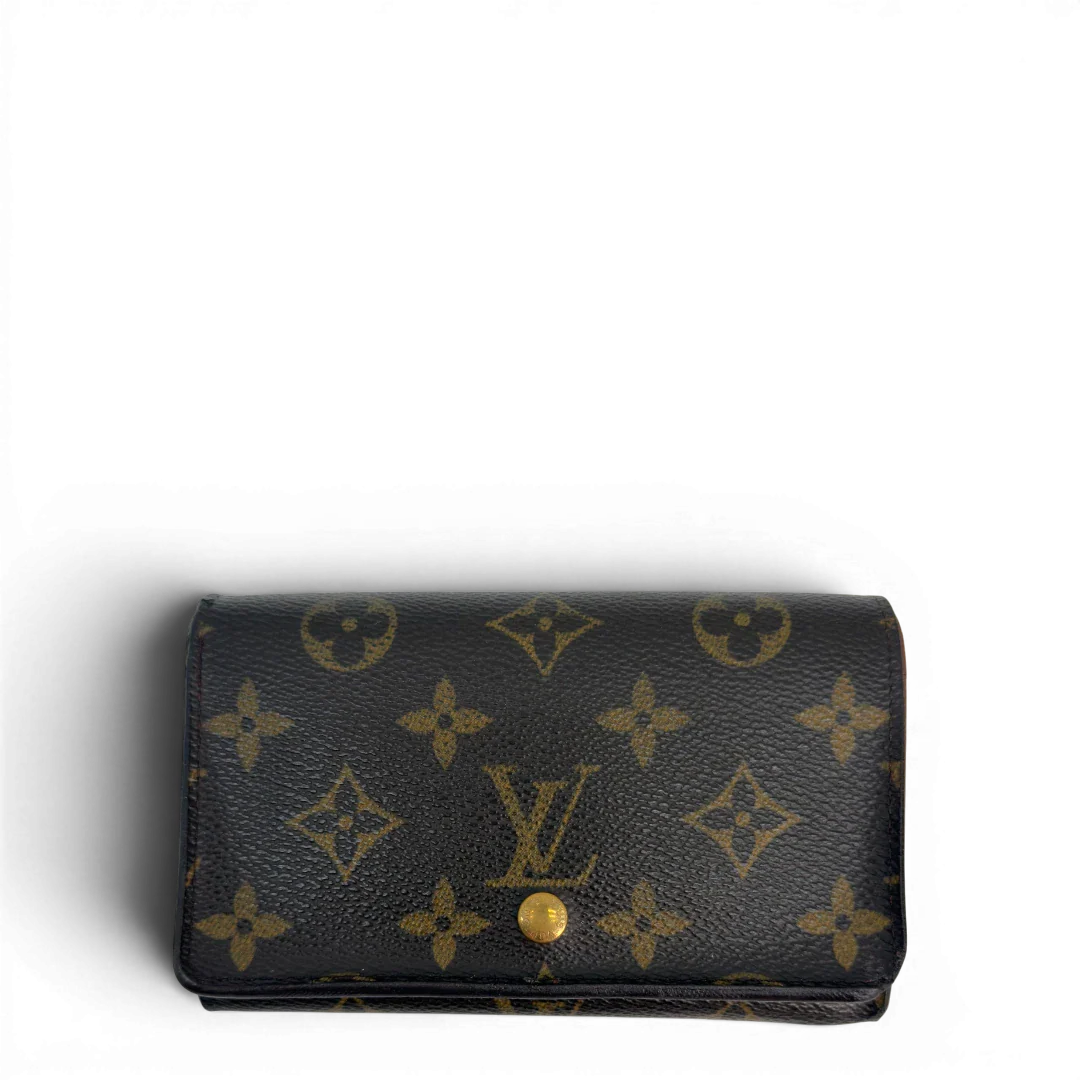 https://cdn.shopify.com/s/files/1/0564/9376/8855/files/Louis_Vuitton_Geldbeutel_Portefeuille_International_monogram_braun_vintage_LV8637.webp?v=1781084066