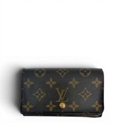 https://cdn.shopify.com/s/files/1/0564/9376/8855/files/Louis_Vuitton_Geldbeutel_Portefeuille_International_monogram_braun_vintage_LV8637.webp?v=1781084066