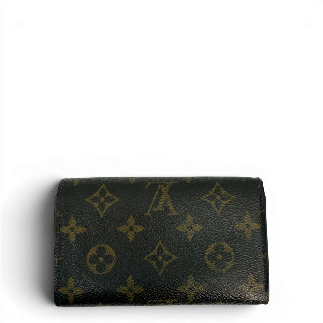 https://cdn.shopify.com/s/files/1/0564/9376/8855/files/Louis_Vuitton_Geldbeutel_Portefeuille_International_monogram_braun_vintage_LV8638.webp?v=1781084066
