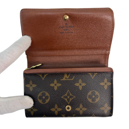 https://cdn.shopify.com/s/files/1/0564/9376/8855/files/Louis_Vuitton_Geldbeutel_Portefeuille_International_monogram_braun_vintage_LV8639.webp?v=1781084066