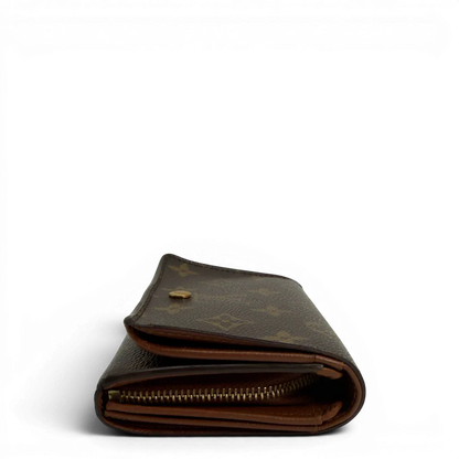 https://cdn.shopify.com/s/files/1/0564/9376/8855/files/Louis_Vuitton_Geldbeutel_Portefeuille_International_monogram_braun_vintage_LV8644.webp?v=1781084065