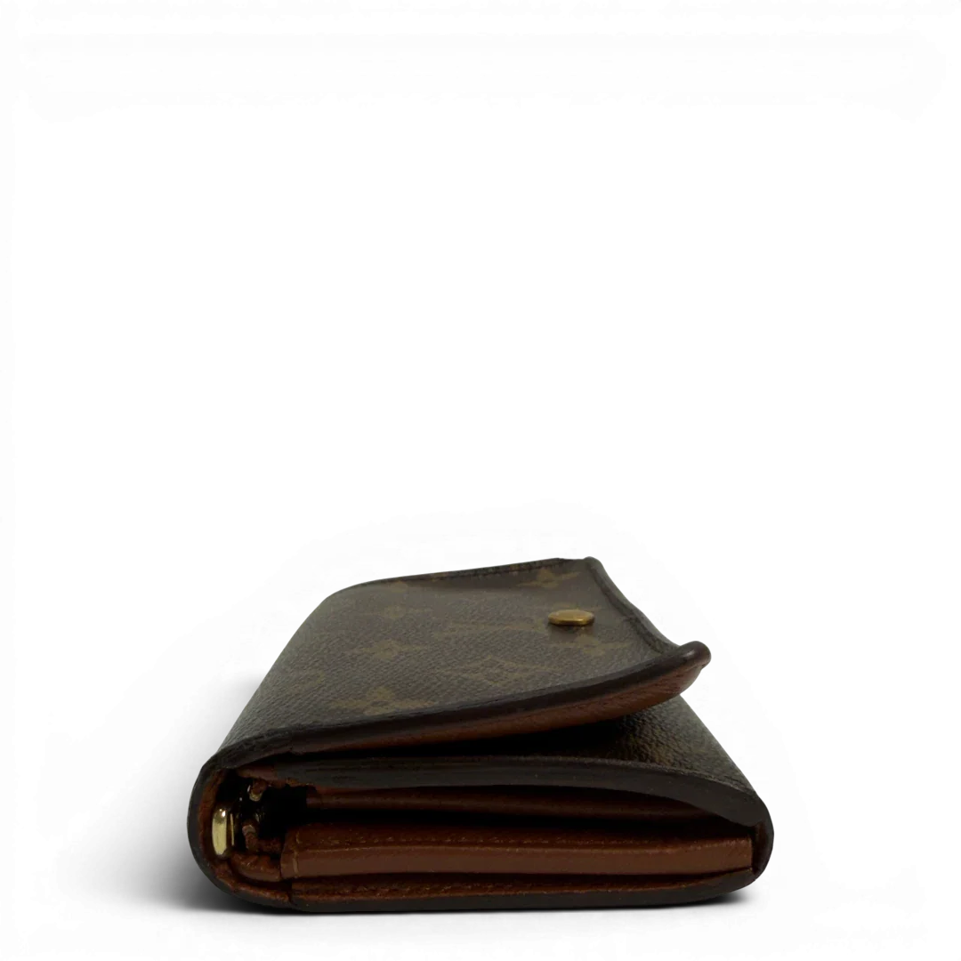https://cdn.shopify.com/s/files/1/0564/9376/8855/files/Louis_Vuitton_Geldbeutel_Portefeuille_International_monogram_braun_vintage_LV8645.webp?v=1781084065