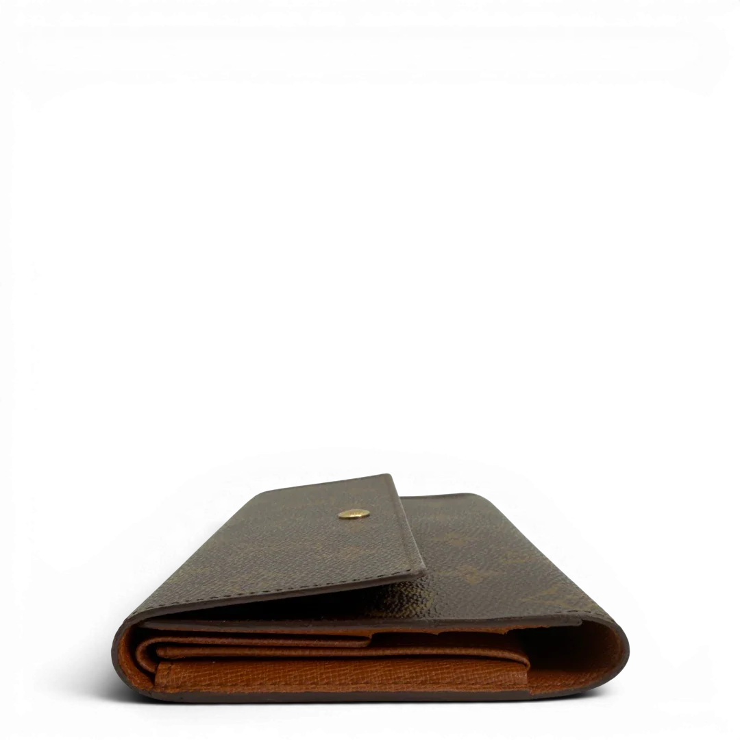 https://cdn.shopify.com/s/files/1/0564/9376/8855/files/Louis_Vuitton_Geldbeutel_Portefeuille_International_monogram_braun_vintage_LV8671.webp?v=1781083496