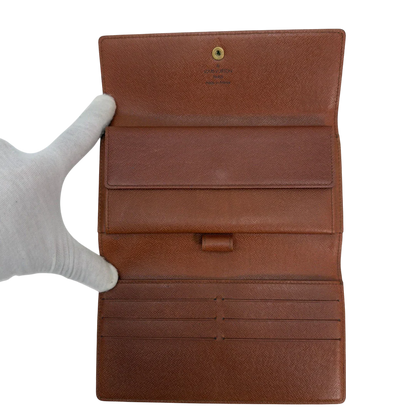 https://cdn.shopify.com/s/files/1/0564/9376/8855/files/Louis_Vuitton_Geldbeutel_Portefeuille_International_monogram_braun_vintage_LV8677.webp?v=1781083497