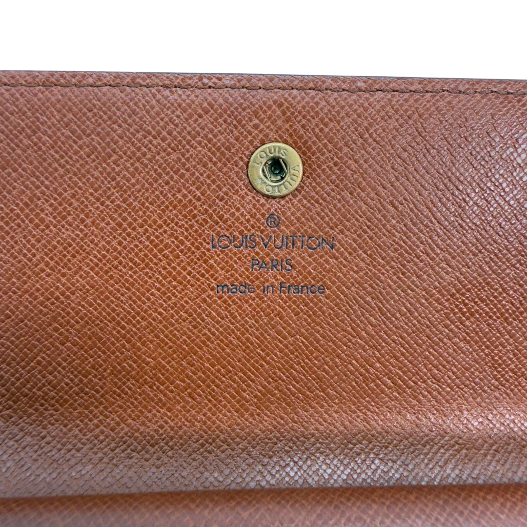 https://cdn.shopify.com/s/files/1/0564/9376/8855/files/Louis_Vuitton_Geldbeutel_Portefeuille_International_monogram_braun_vintage_LV8678.webp?v=1781083498