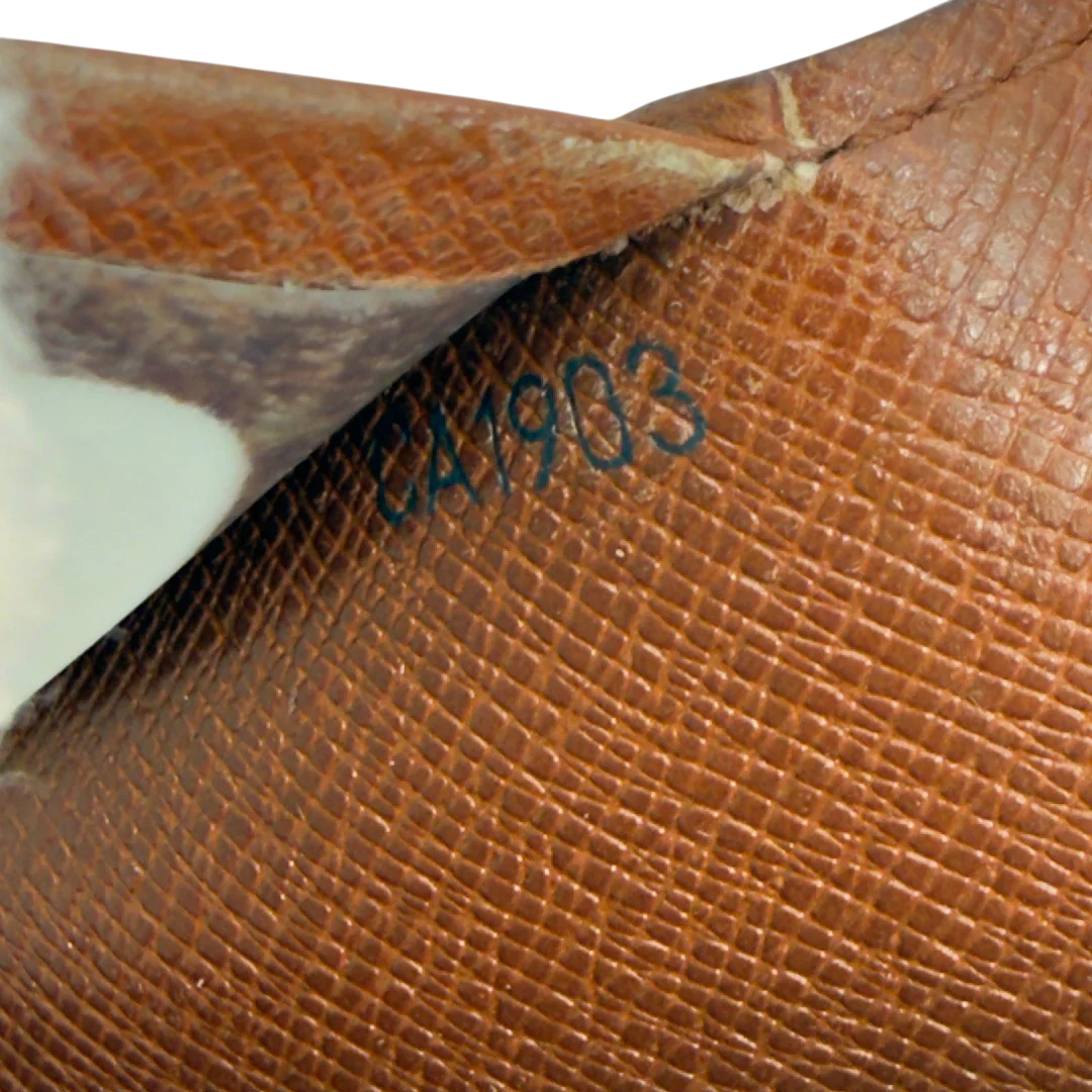 https://cdn.shopify.com/s/files/1/0564/9376/8855/files/Louis_Vuitton_Geldbeutel_Portefeuille_International_monogram_braun_vintage_LV8683.webp?v=1781083498