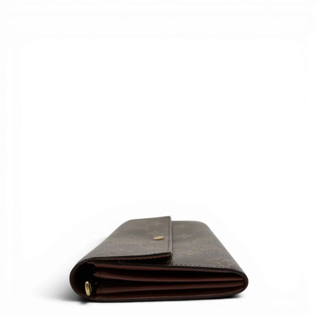 https://cdn.shopify.com/s/files/1/0564/9376/8855/files/Louis_Vuitton_Geldbeutel_Portefeuille_Sarah_monogram_braun_vintage_LV8233.webp?v=1781083757