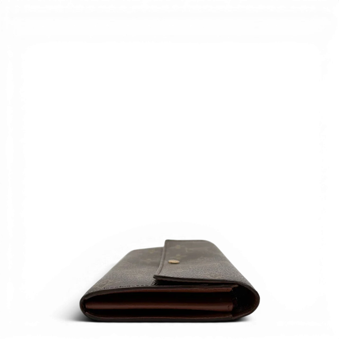 https://cdn.shopify.com/s/files/1/0564/9376/8855/files/Louis_Vuitton_Geldbeutel_Portefeuille_Sarah_monogram_braun_vintage_LV8234.webp?v=1781083757