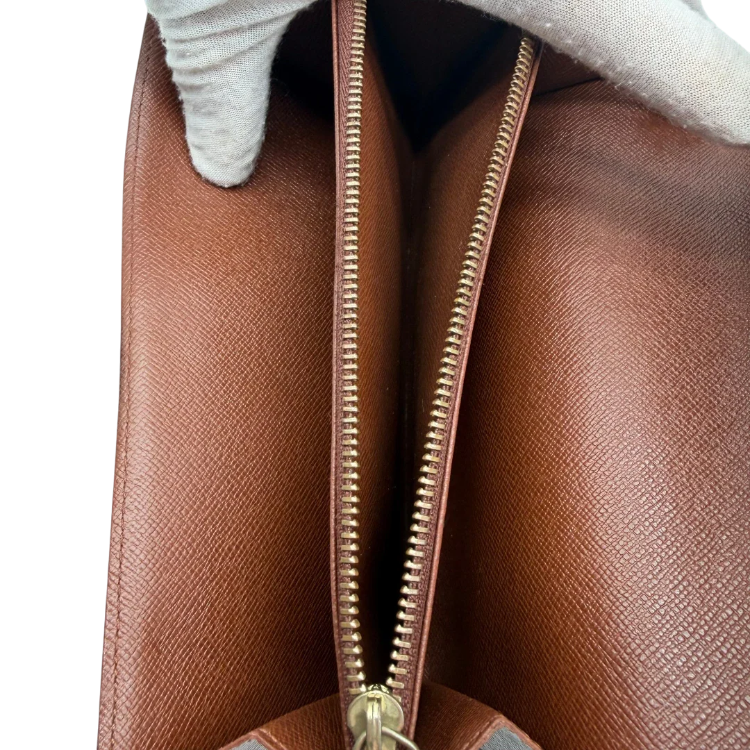 https://cdn.shopify.com/s/files/1/0564/9376/8855/files/Louis_Vuitton_Geldbeutel_Portefeuille_Sarah_monogram_braun_vintage_LV8244.webp?v=1781083757