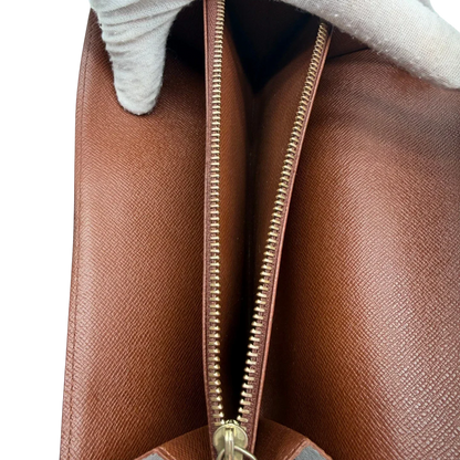https://cdn.shopify.com/s/files/1/0564/9376/8855/files/Louis_Vuitton_Geldbeutel_Portefeuille_Sarah_monogram_braun_vintage_LV8244.webp?v=1781083757
