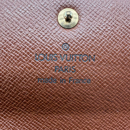 https://cdn.shopify.com/s/files/1/0564/9376/8855/files/Louis_Vuitton_Geldbeutel_Portefeuille_Sarah_monogram_braun_vintage_LV8245.webp?v=1781083758