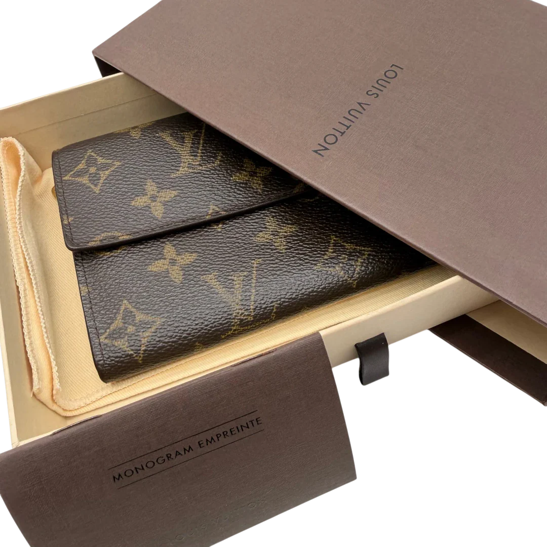 https://cdn.shopify.com/s/files/1/0564/9376/8855/files/Louis_Vuitton_Geldbeutel_Portefeuille_Sarah_monogram_braun_vintage_LV8258.webp?v=1781083758
