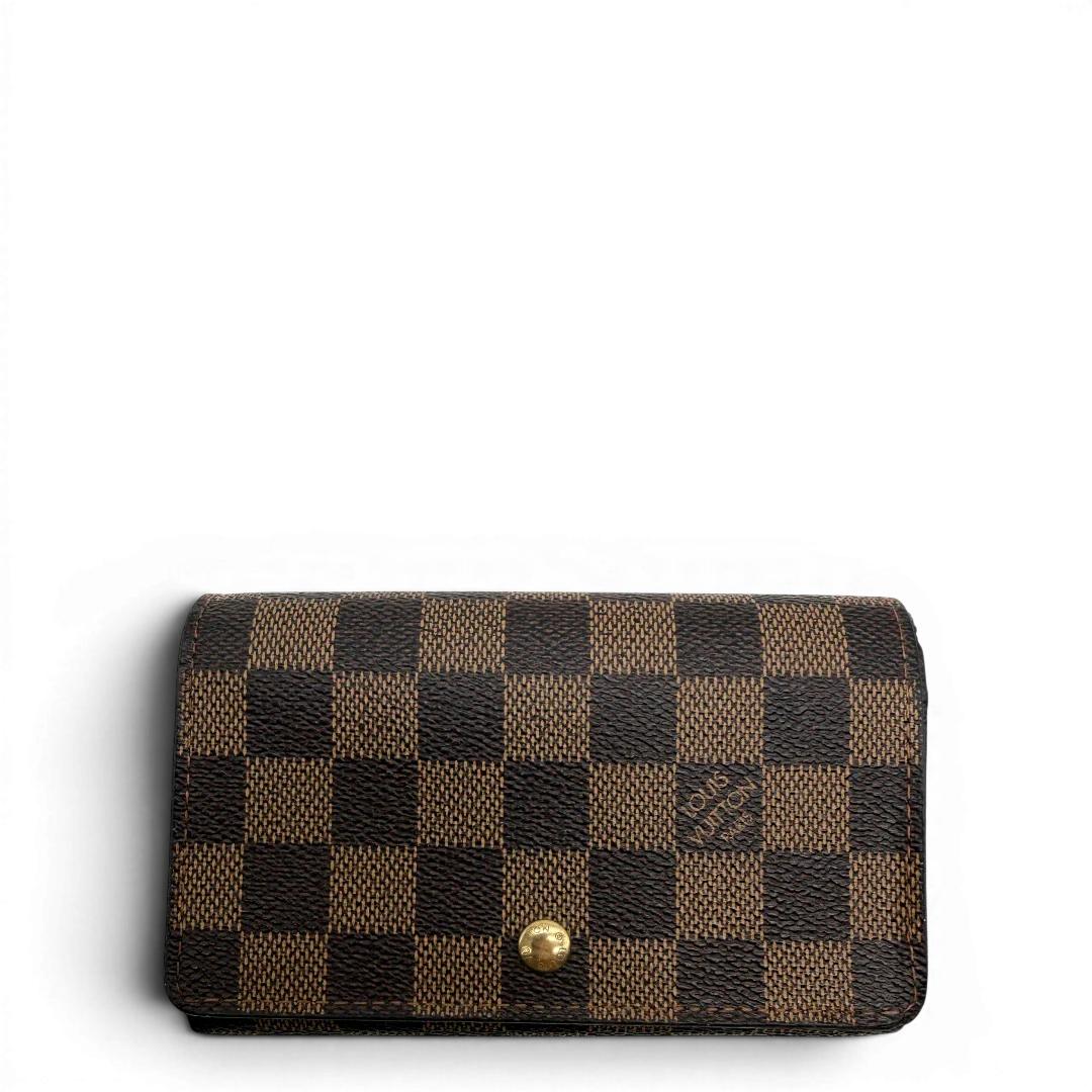 https://cdn.shopify.com/s/files/1/0564/9376/8855/files/Louis_Vuitton_Geldbeutel_Portefeuille_Tresor_Damier_Ebene_braun_vintage_LV8190.webp?v=1781083660