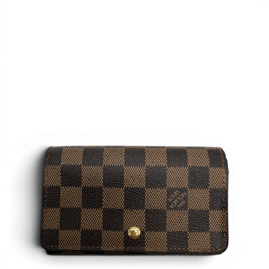 https://cdn.shopify.com/s/files/1/0564/9376/8855/files/Louis_Vuitton_Geldbeutel_Portefeuille_Tresor_Damier_Ebene_braun_vintage_LV8190.webp?v=1781083660