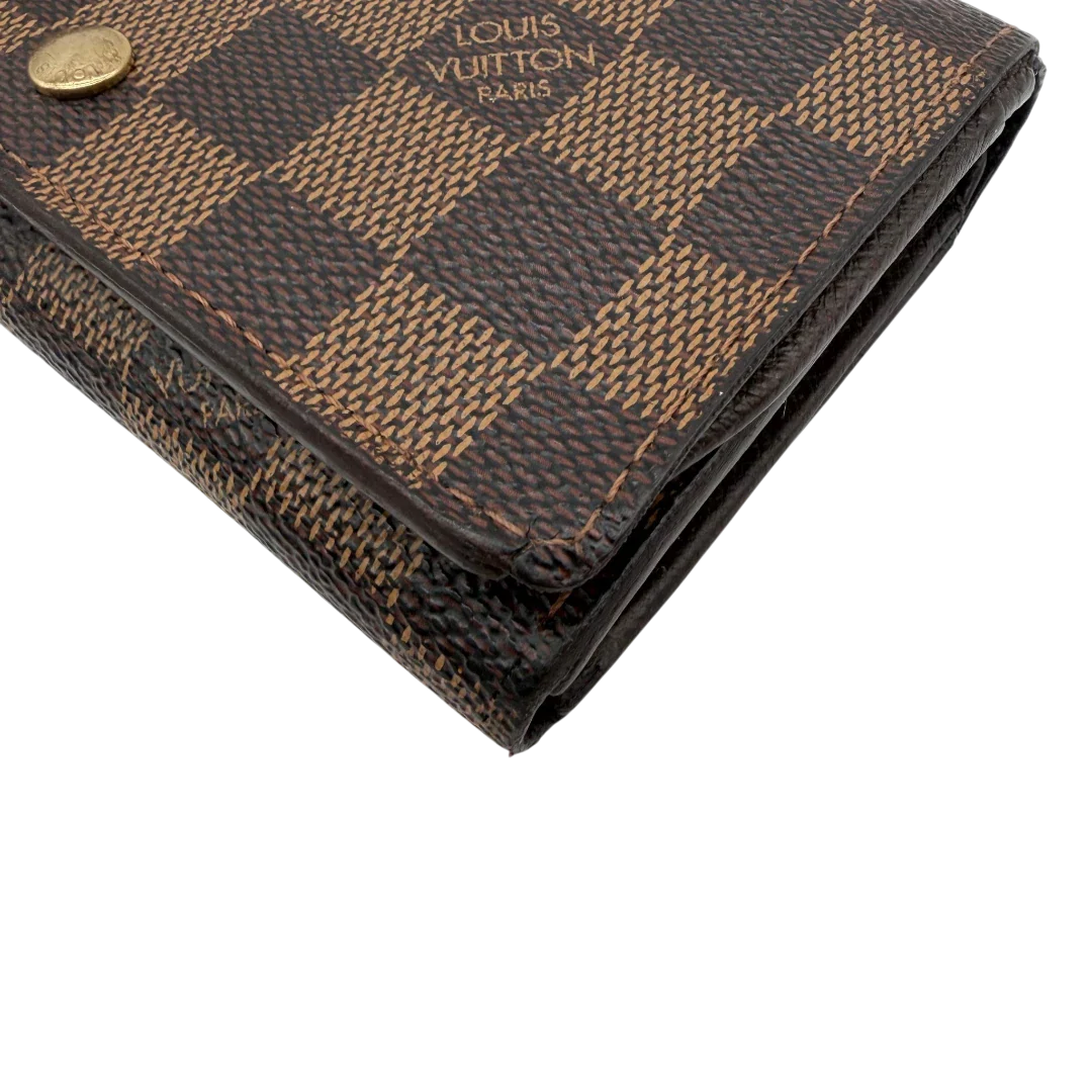 https://cdn.shopify.com/s/files/1/0564/9376/8855/files/Louis_Vuitton_Geldbeutel_Portefeuille_Tresor_Damier_Ebene_braun_vintage_LV8196.webp?v=1781083660
