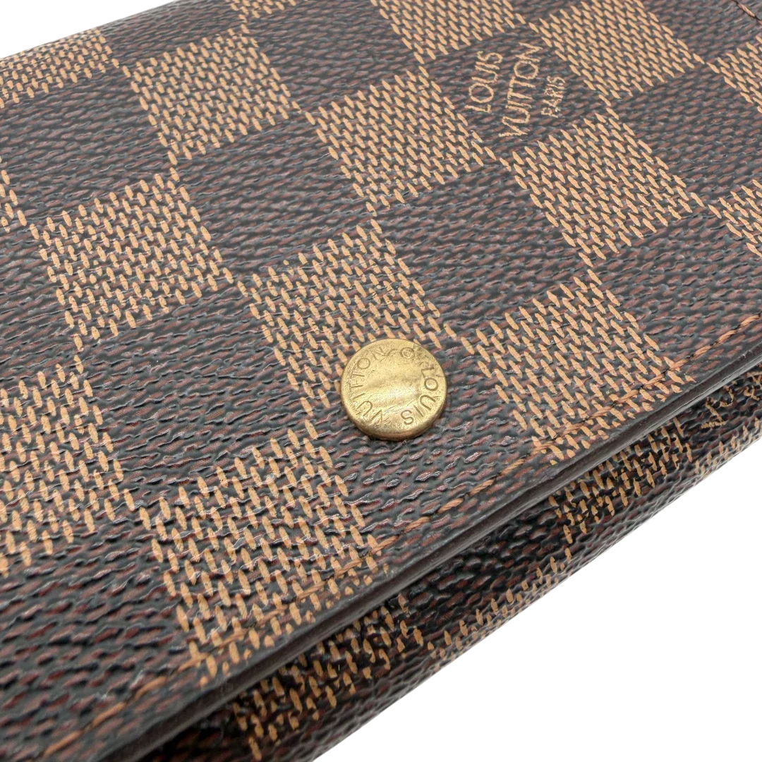 https://cdn.shopify.com/s/files/1/0564/9376/8855/files/Louis_Vuitton_Geldbeutel_Portefeuille_Tresor_Damier_Ebene_braun_vintage_LV8200.webp?v=1781083660