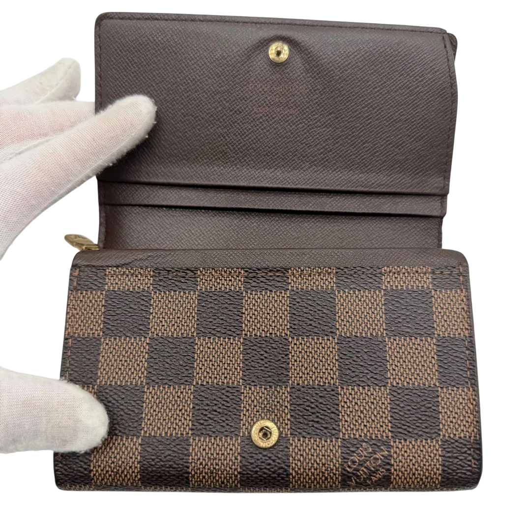 https://cdn.shopify.com/s/files/1/0564/9376/8855/files/Louis_Vuitton_Geldbeutel_Portefeuille_Tresor_Damier_Ebene_braun_vintage_LV8203.webp?v=1781083660