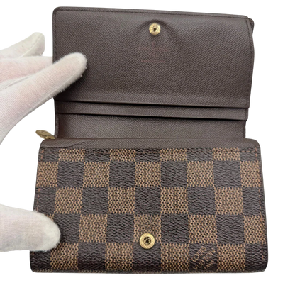 https://cdn.shopify.com/s/files/1/0564/9376/8855/files/Louis_Vuitton_Geldbeutel_Portefeuille_Tresor_Damier_Ebene_braun_vintage_LV8203.webp?v=1781083660