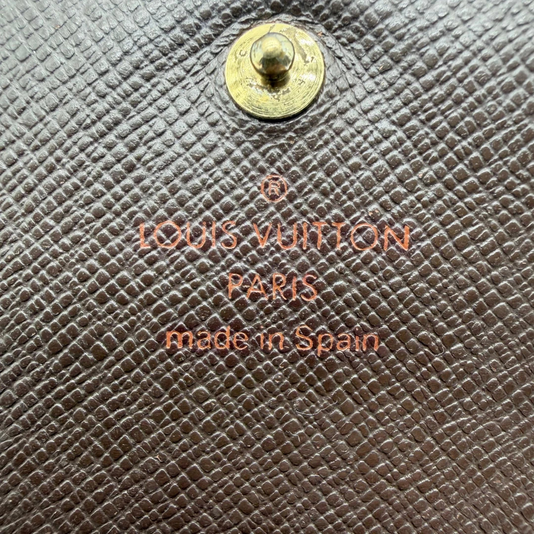 https://cdn.shopify.com/s/files/1/0564/9376/8855/files/Louis_Vuitton_Geldbeutel_Portefeuille_Tresor_Damier_Ebene_braun_vintage_LV8204.webp?v=1781083660