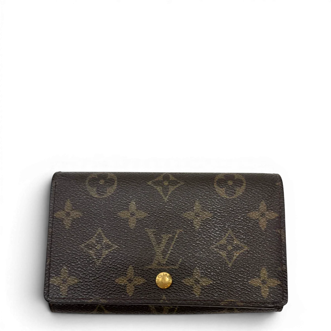 https://cdn.shopify.com/s/files/1/0564/9376/8855/files/Louis_Vuitton_Geldbeutel_Portefeuille_Tresor_monogram_braun_1.webp?v=1783512659