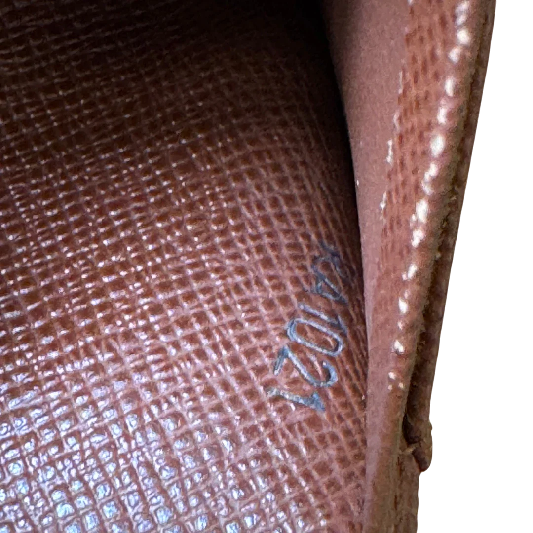 https://cdn.shopify.com/s/files/1/0564/9376/8855/files/Louis_Vuitton_Geldbeutel_Portefeuille_Tresor_monogram_braun_11.webp?v=1783512659