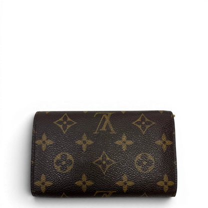 https://cdn.shopify.com/s/files/1/0564/9376/8855/files/Louis_Vuitton_Geldbeutel_Portefeuille_Tresor_monogram_braun_2_6e9561c8-da0d-4ff5-87f2-cc51af13f6de.webp?v=1784270561
