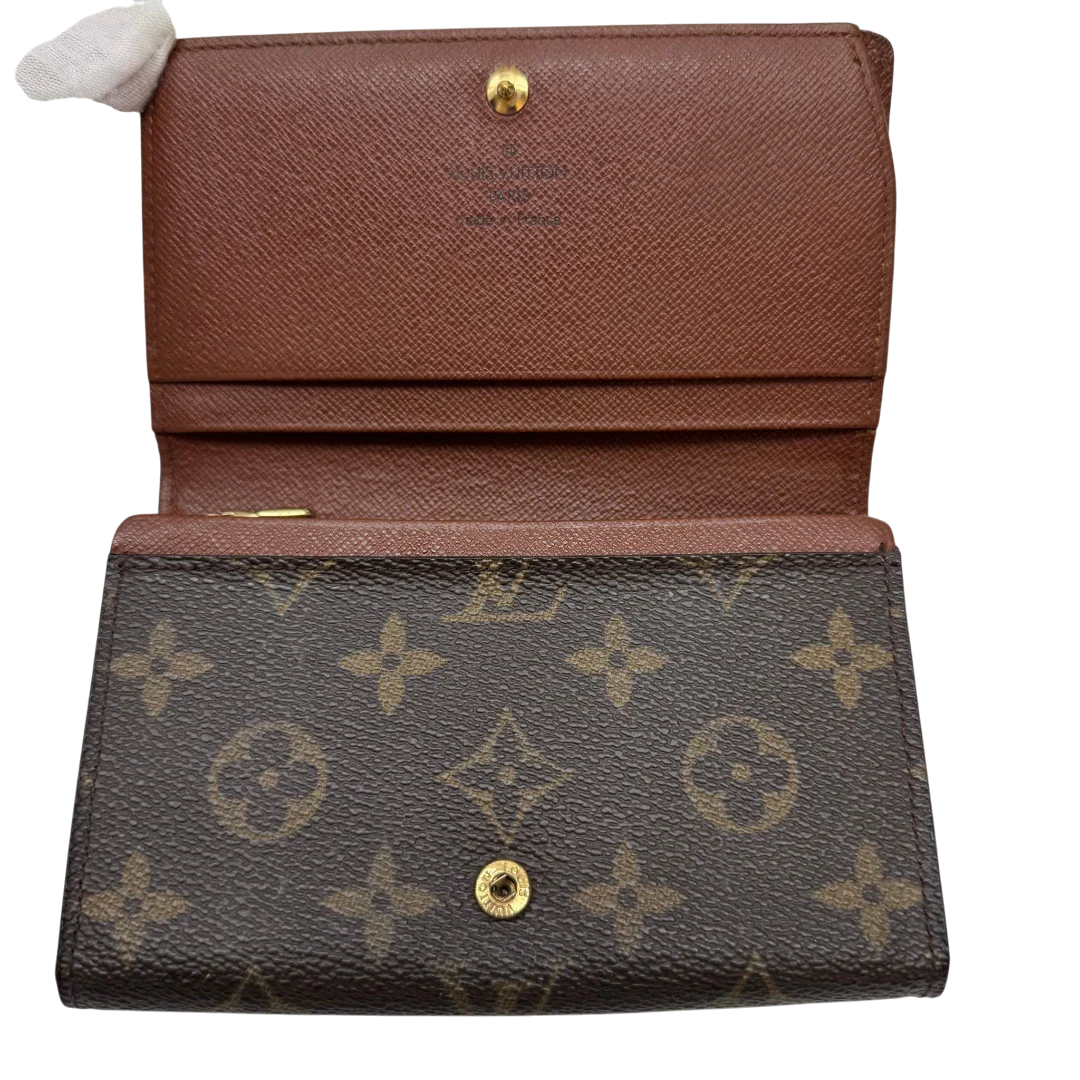 https://cdn.shopify.com/s/files/1/0564/9376/8855/files/Louis_Vuitton_Geldbeutel_Portefeuille_Tresor_monogram_braun_6.webp?v=1783512659
