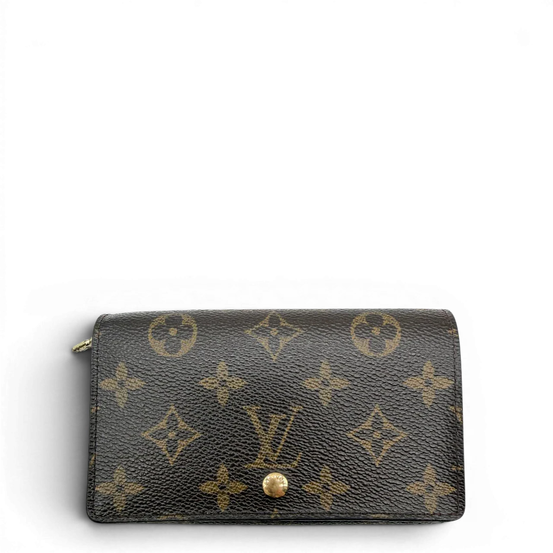 https://cdn.shopify.com/s/files/1/0564/9376/8855/files/Louis_Vuitton_Geldbeutel_Portefeuille_Tresor_monogram_braun_vintage_LV8207.webp?v=1781083289