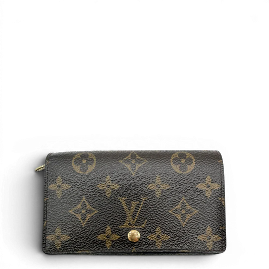 https://cdn.shopify.com/s/files/1/0564/9376/8855/files/Louis_Vuitton_Geldbeutel_Portefeuille_Tresor_monogram_braun_vintage_LV8207.webp?v=1781083289