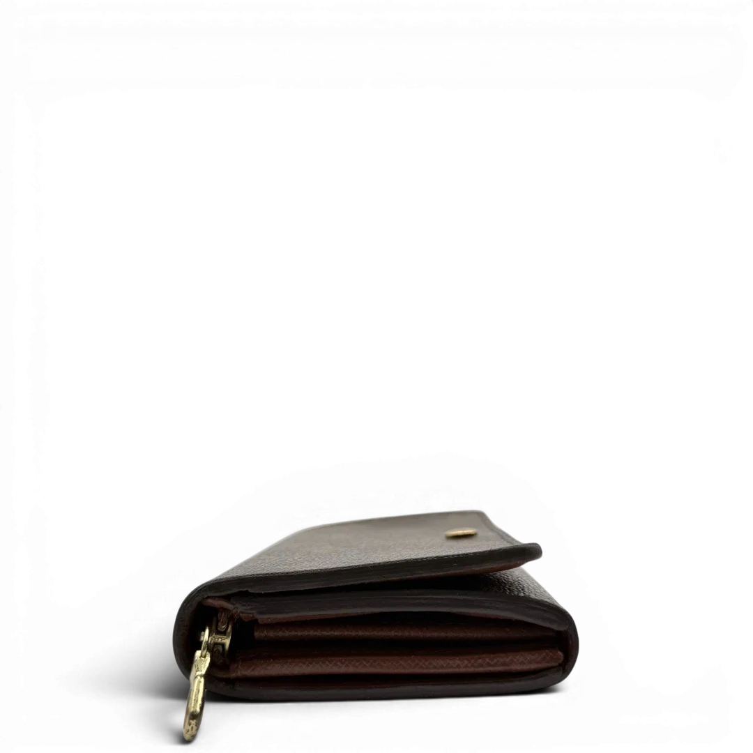 https://cdn.shopify.com/s/files/1/0564/9376/8855/files/Louis_Vuitton_Geldbeutel_Portefeuille_Tresor_monogram_braun_vintage_LV8211.webp?v=1781083289