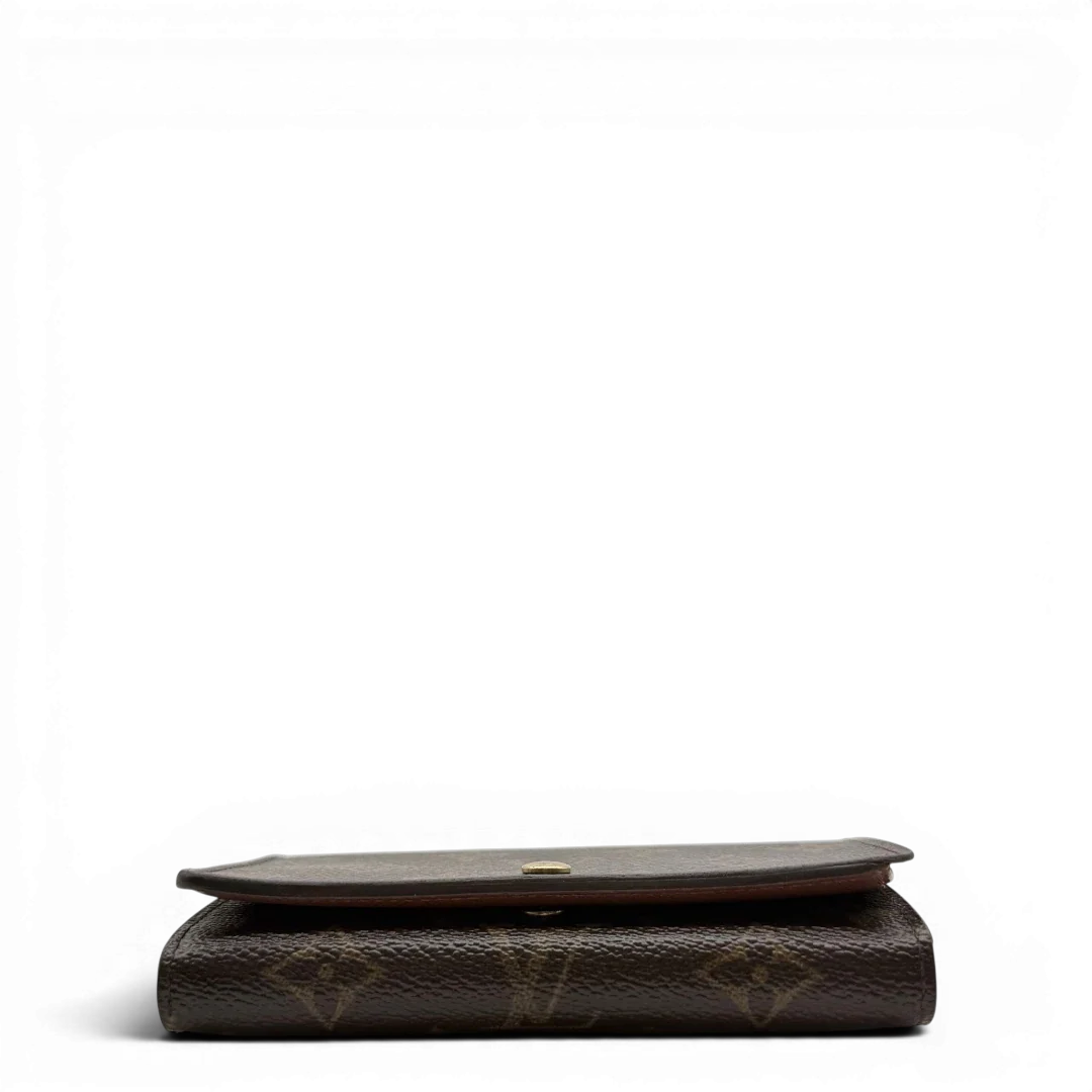 https://cdn.shopify.com/s/files/1/0564/9376/8855/files/Louis_Vuitton_Geldbeutel_Portefeuille_Tresor_monogram_braun_vintage_LV8212.webp?v=1781083289