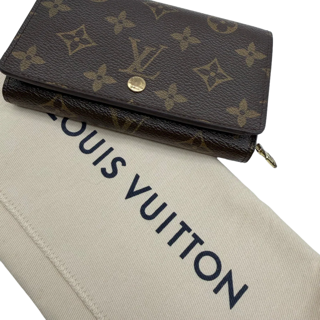 https://cdn.shopify.com/s/files/1/0564/9376/8855/files/Louis_Vuitton_Geldbeutel_Portefeuille_Tresor_monogram_braun_vintage_LV8226.webp?v=1781083290
