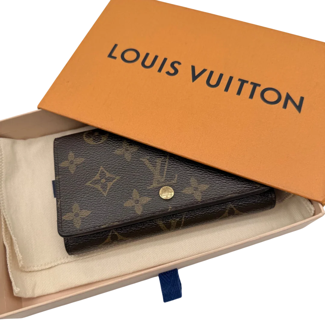 https://cdn.shopify.com/s/files/1/0564/9376/8855/files/Louis_Vuitton_Geldbeutel_Portefeuille_Tresor_monogram_braun_vintage_LV8227.webp?v=1781083289
