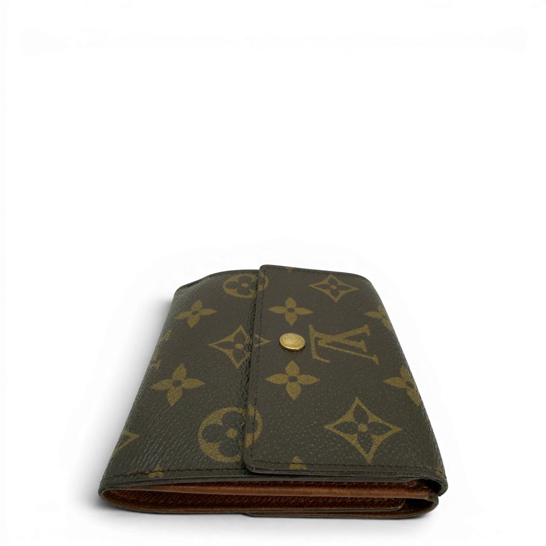 https://cdn.shopify.com/s/files/1/0564/9376/8855/files/Louis_Vuitton_Geldbeutel_Portefeuille_Tresor_monogram_braun_vintage_LV8595.webp?v=1781083966