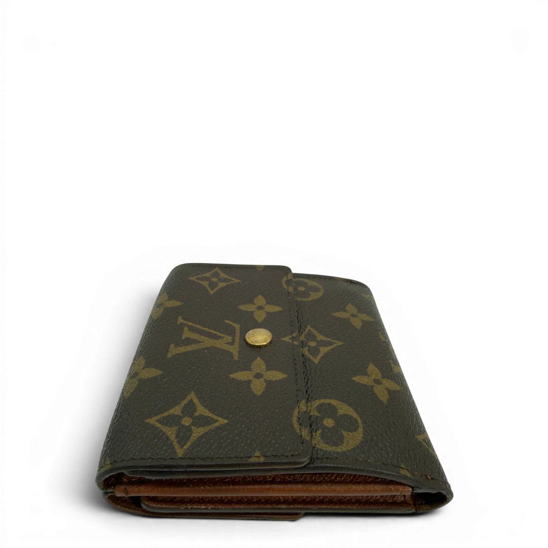 https://cdn.shopify.com/s/files/1/0564/9376/8855/files/Louis_Vuitton_Geldbeutel_Portefeuille_Tresor_monogram_braun_vintage_LV8596.webp?v=1781083966