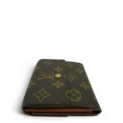 https://cdn.shopify.com/s/files/1/0564/9376/8855/files/Louis_Vuitton_Geldbeutel_Portefeuille_Tresor_monogram_braun_vintage_LV8596.webp?v=1781083966