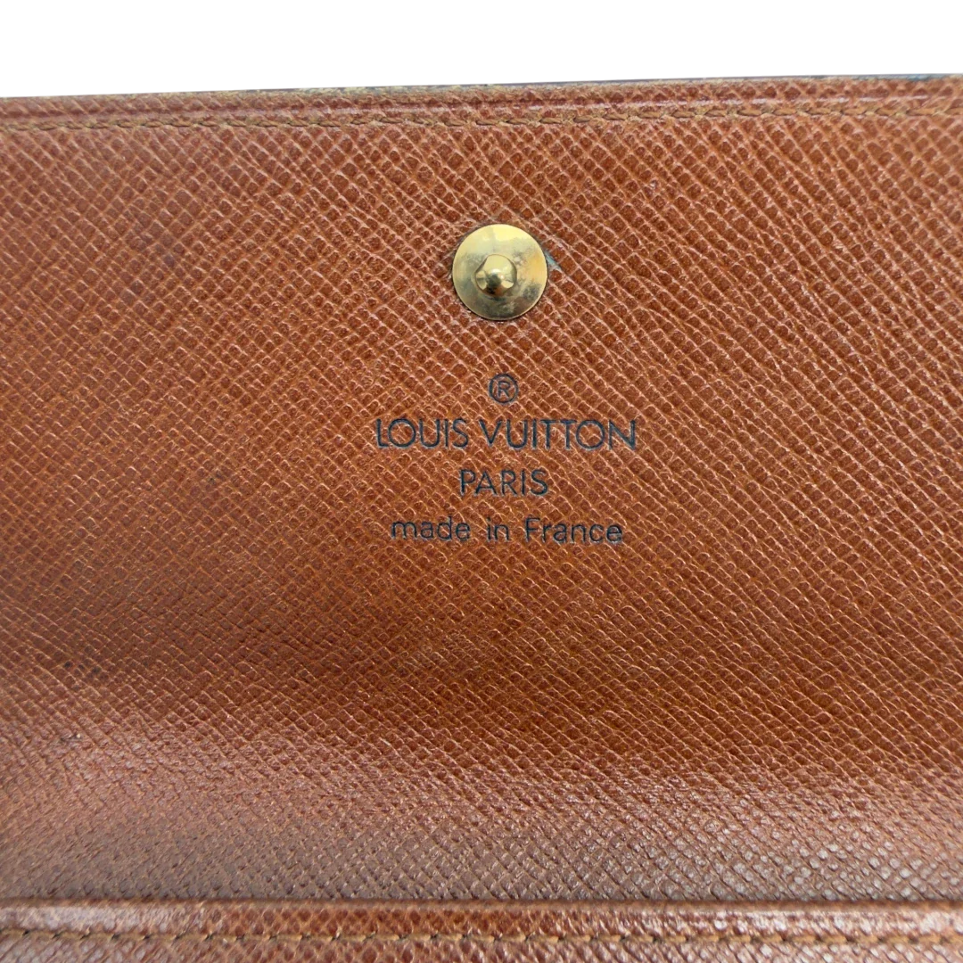 https://cdn.shopify.com/s/files/1/0564/9376/8855/files/Louis_Vuitton_Geldbeutel_Portefeuille_Tresor_monogram_braun_vintage_LV8608.webp?v=1781083966