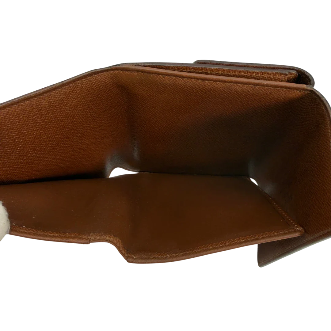 https://cdn.shopify.com/s/files/1/0564/9376/8855/files/Louis_Vuitton_Geldbeutel_Portefeuille_Tresor_monogram_braun_vintage_LV8610.webp?v=1781083966