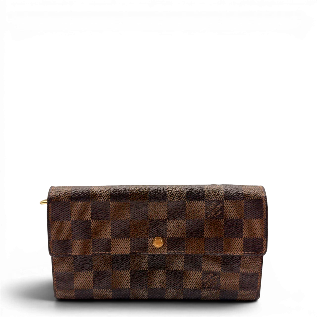 https://cdn.shopify.com/s/files/1/0564/9376/8855/files/Louis_Vuitton_Geldbeutel_Sarah_Damier_Ebene_braun_1.webp?v=1784242503
