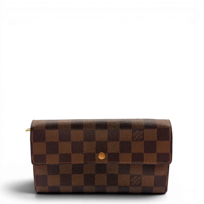 https://cdn.shopify.com/s/files/1/0564/9376/8855/files/Louis_Vuitton_Geldbeutel_Sarah_Damier_Ebene_braun_1.webp?v=1784242503