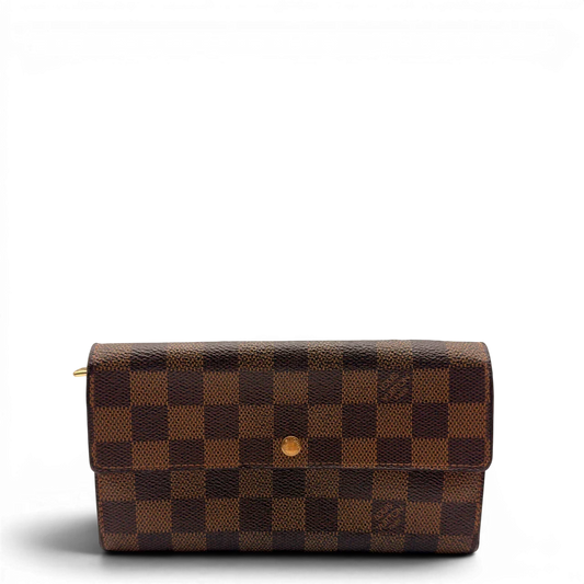 https://cdn.shopify.com/s/files/1/0564/9376/8855/files/Louis_Vuitton_Geldbeutel_Sarah_Damier_Ebene_braun_1.webp?v=1784242503