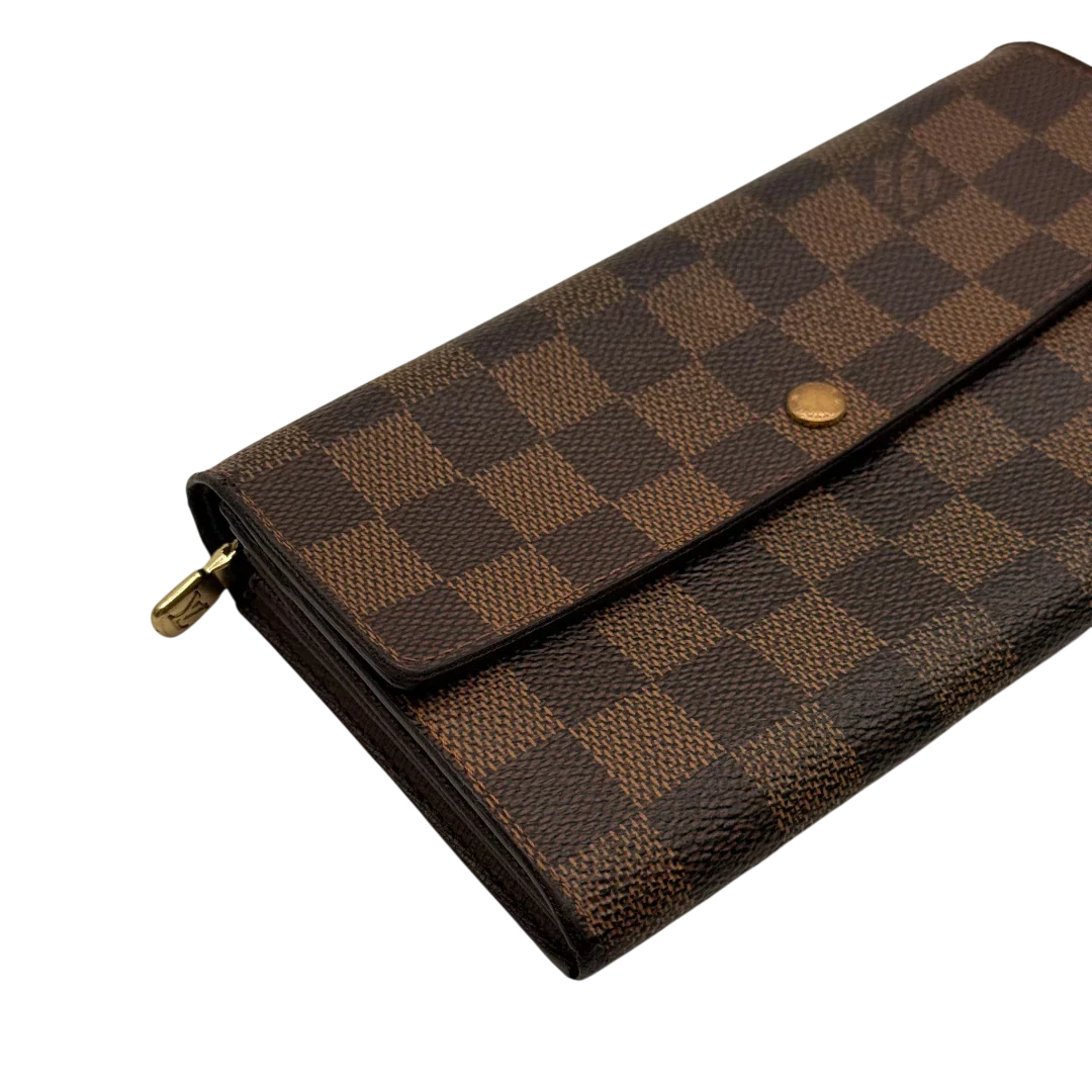 https://cdn.shopify.com/s/files/1/0564/9376/8855/files/Louis_Vuitton_Geldbeutel_Sarah_Damier_Ebene_braun_10.webp?v=1784242504