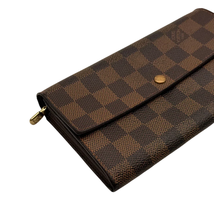 https://cdn.shopify.com/s/files/1/0564/9376/8855/files/Louis_Vuitton_Geldbeutel_Sarah_Damier_Ebene_braun_10.webp?v=1784242504