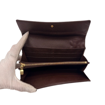 https://cdn.shopify.com/s/files/1/0564/9376/8855/files/Louis_Vuitton_Geldbeutel_Sarah_Damier_Ebene_braun_16.webp?v=1784242503