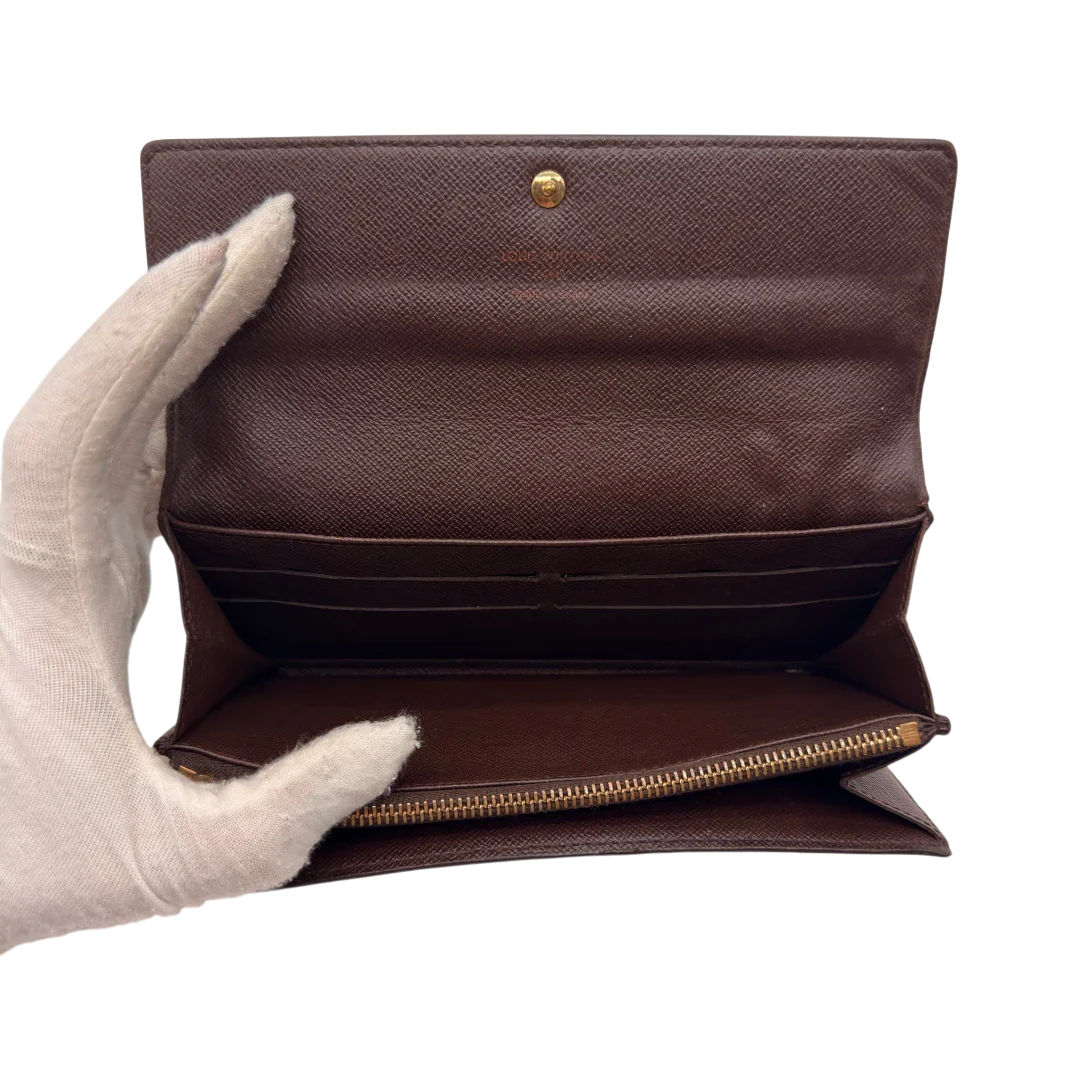https://cdn.shopify.com/s/files/1/0564/9376/8855/files/Louis_Vuitton_Geldbeutel_Sarah_Damier_Ebene_braun_17.webp?v=1784242504