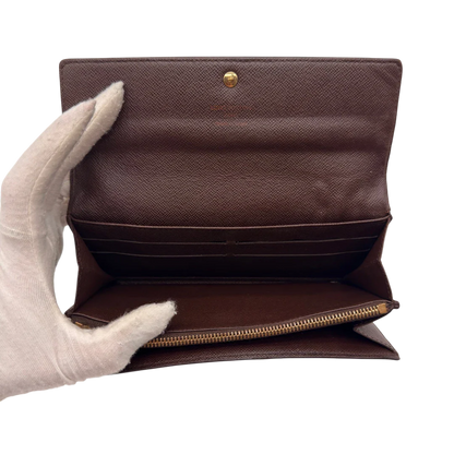 https://cdn.shopify.com/s/files/1/0564/9376/8855/files/Louis_Vuitton_Geldbeutel_Sarah_Damier_Ebene_braun_17.webp?v=1784242504